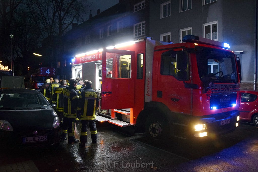 Feuer 2 Y durch Weihnachtsbaum  Koeln Ehrenfeld Alpenerstr P59.JPG - Miklos Laubert